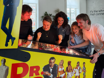 Flipperkast huren voor bedrijven – moderne pinball machine op de werkvloer