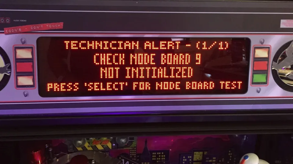 Een boardmelding op het display van een flipperkast