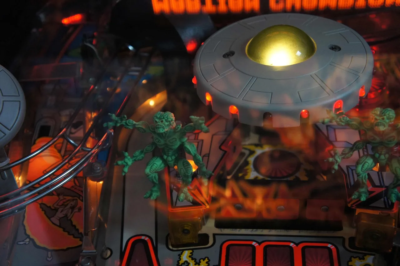 Bally Attack from Mars flipperkast te huur – speelveld met de vliegende schotels, Marsmannetjes en moederschotel