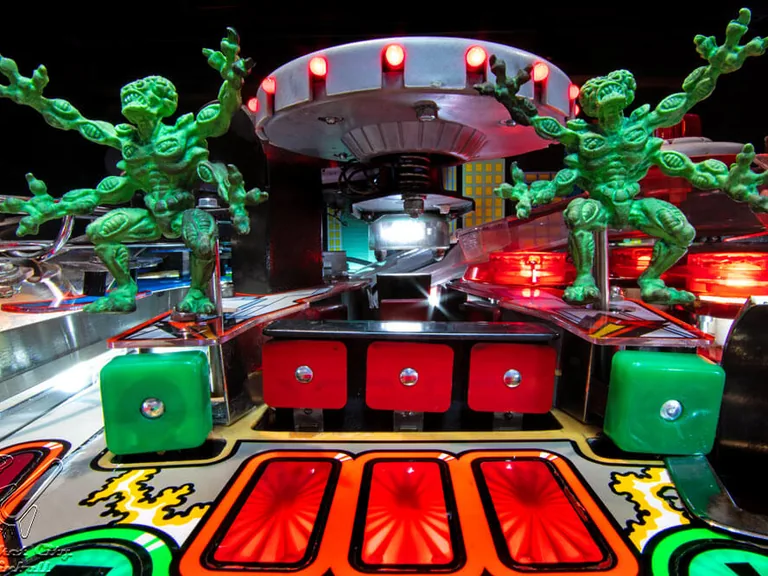 De moederschotel op de Bally Attack from Mars flipperkast