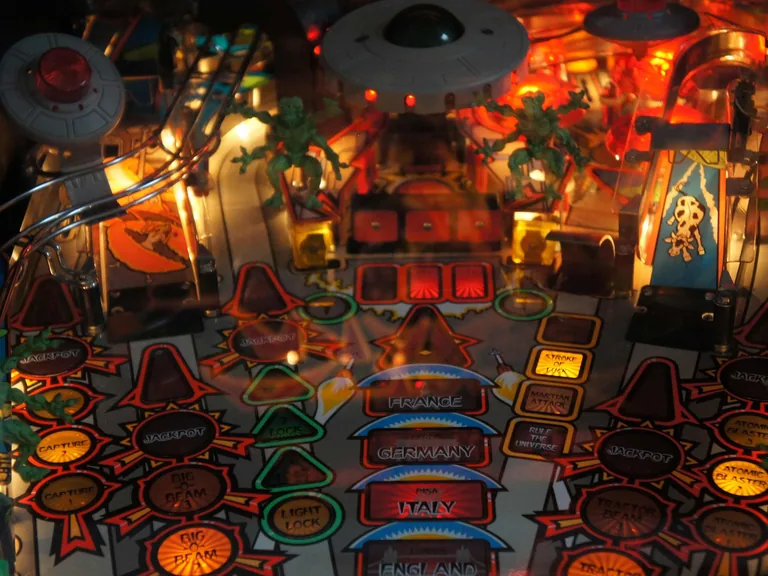 Verdedig de aarde op de Bally Attack from Mars flipperkast