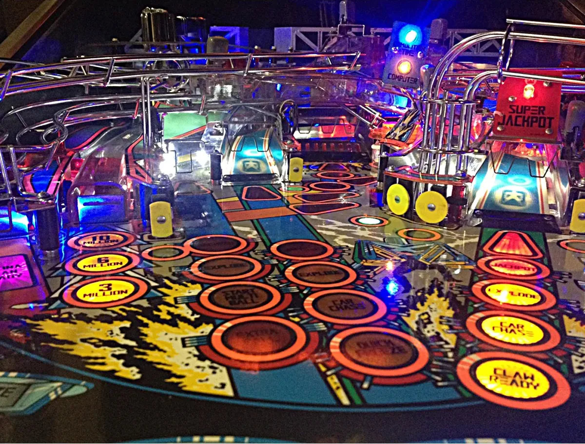 Williams Demolition Man flipperkast te huur – speelveld met de grijpklauw, multiball-doelen en explosies