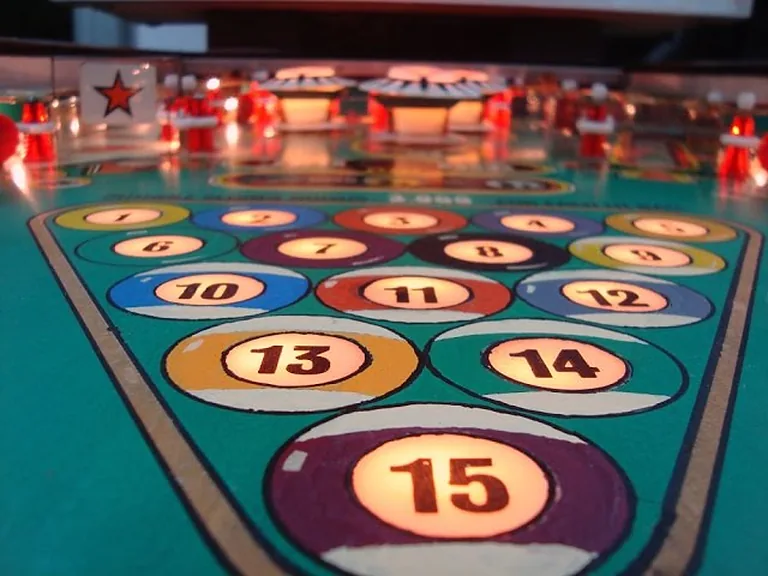 Eight Ball flipperkast - pooltafel-thema met ballenrack