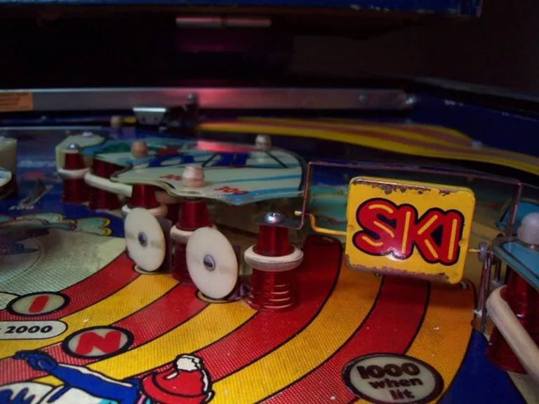 Pop bumpers en spinners op de Bally Hotdoggin flipperkast
