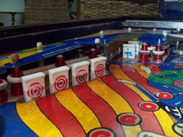 SKI-HOT-DOG-FUN targets op de Bally Hotdoggin flipperkast