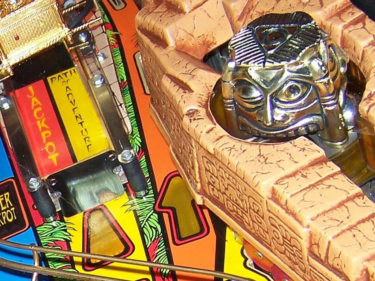 Het roterende gouden idool en multiball op de Indiana Jones flipperkast