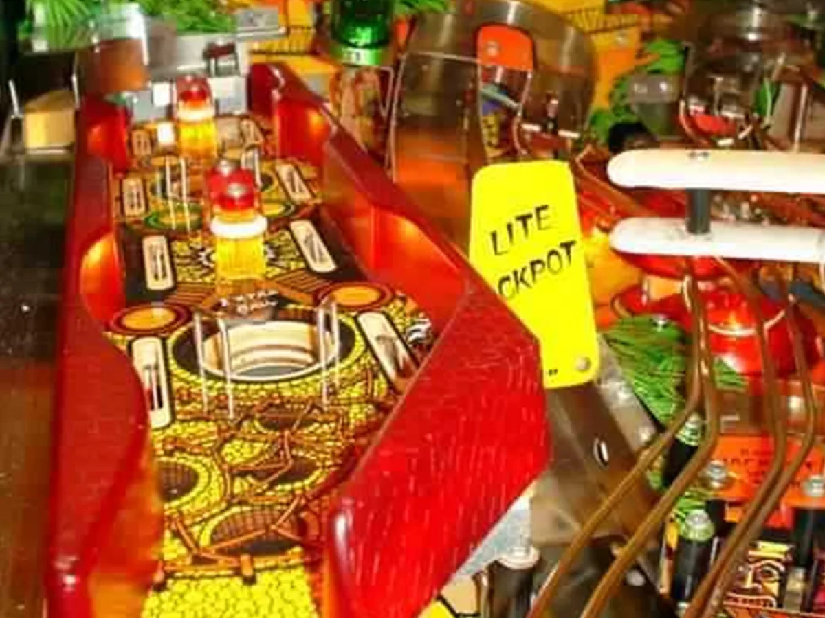 Het kantelende Path of Adventure mini-speelveld op de Indiana Jones flipperkast