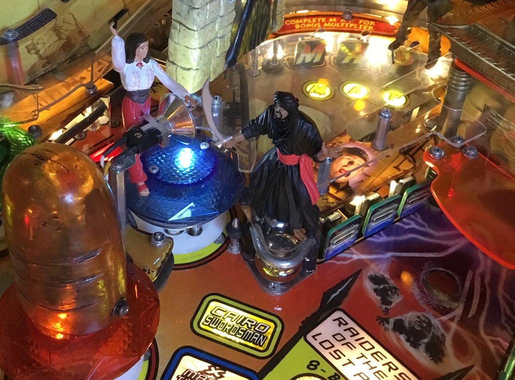 De Cairo Swordsman op de Stern Indiana Jones flipperkast