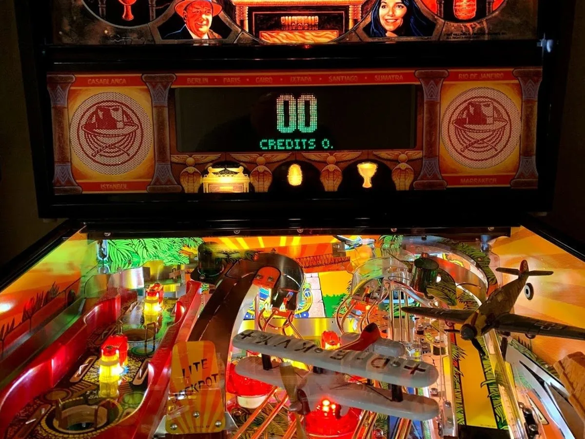 De widebody Indiana Jones flipperkast uit de Williams SuperPin-reeks