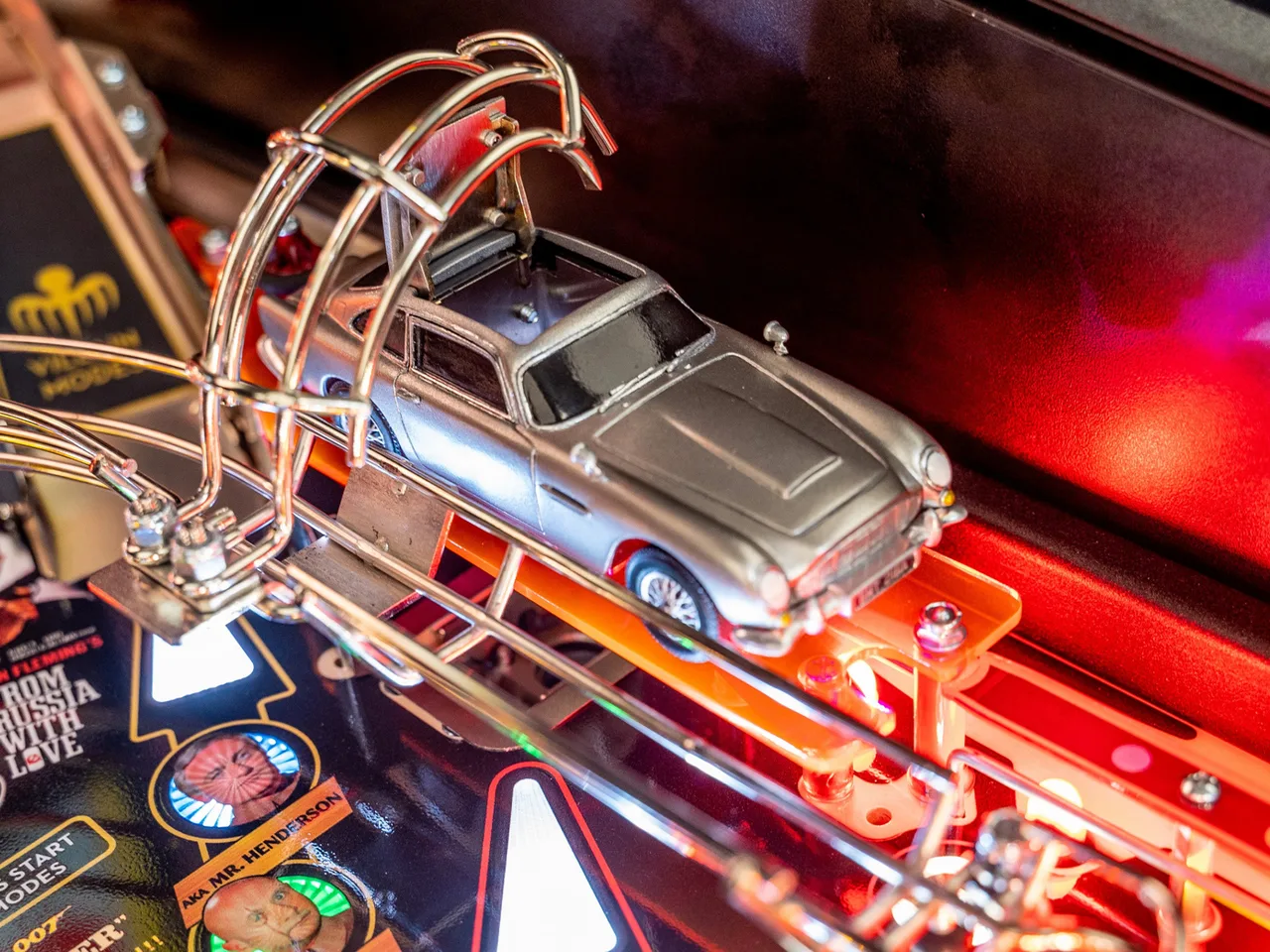 Stern James Bond 007 Pro flipperkast te huren - speelveld met Aston Martin DB5