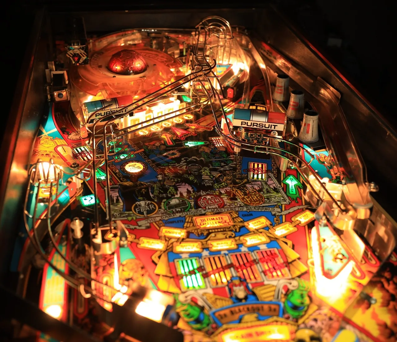 Bally Judge Dredd flipperkast te huur – speelveld met de Deadworld-planeet, de Dark Judges en de Pursuit-ramps