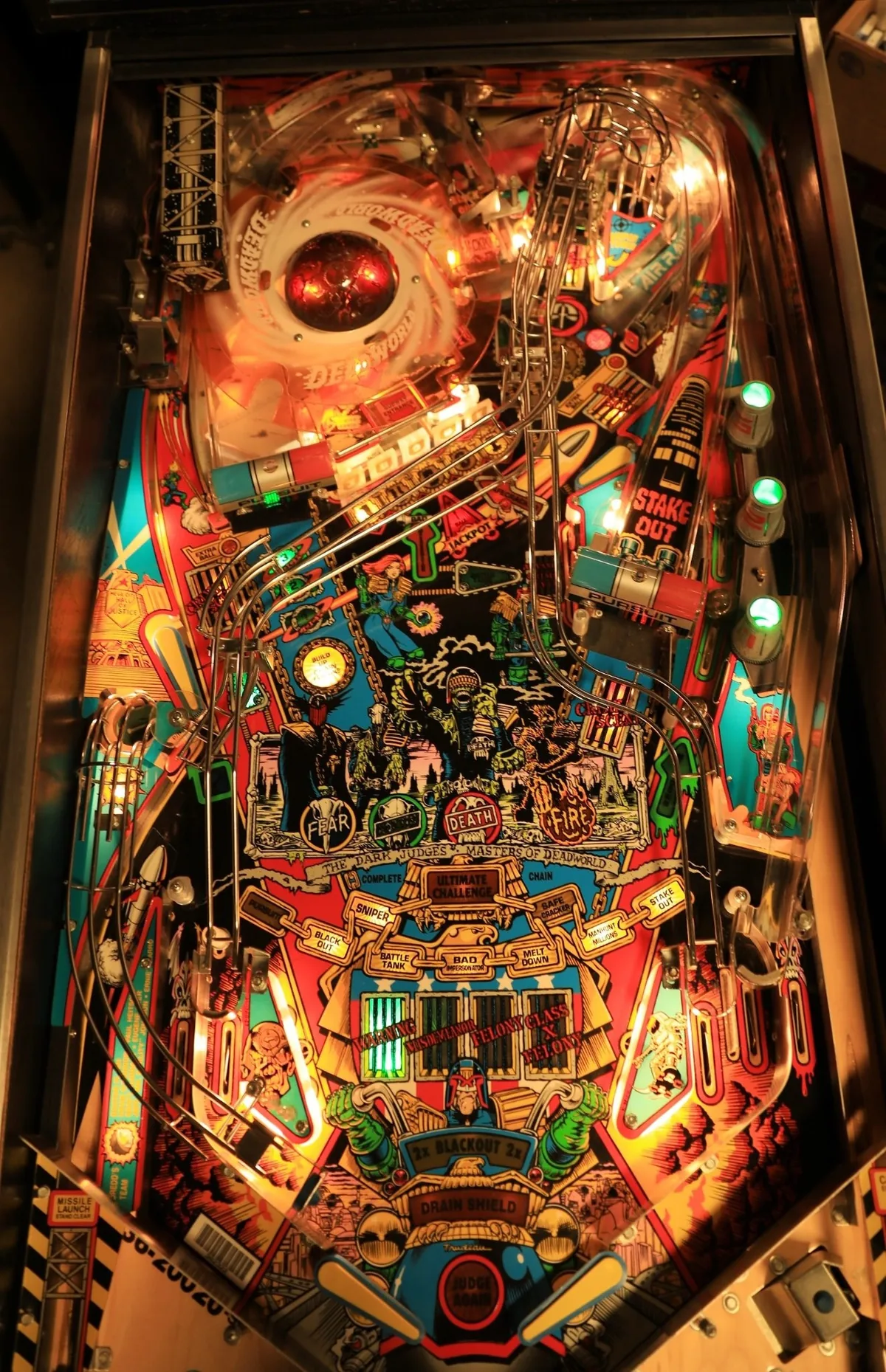 Bovenaanzicht van het Bally Judge Dredd speelveld met de Deadworld-planeet, de Dark Judges en de Pursuit-ramps