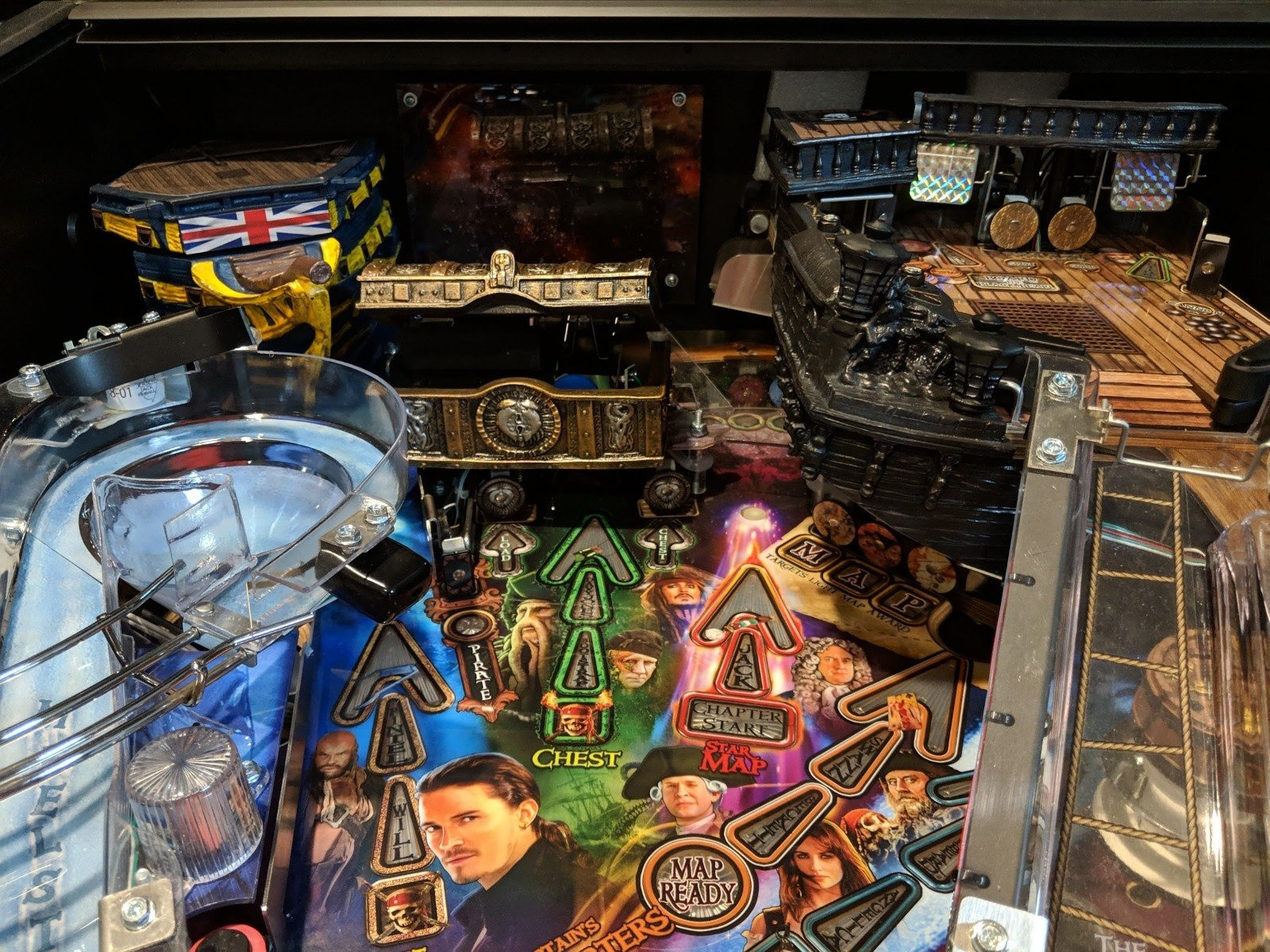Het wiebelende Black Pearl-schip met kanon op de Pirates of the Caribbean flipperkast