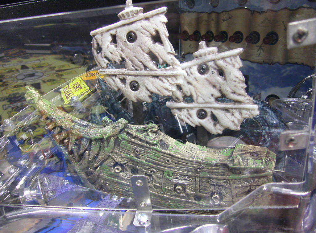 Het zinkende piratenschip op de Stern Pirates of the Caribbean flipperkast