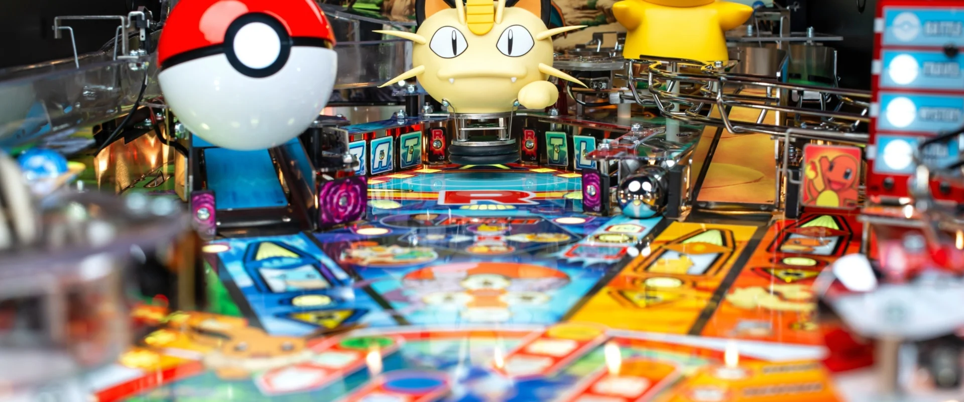 Stern Pokémon Pro flipperkast te huur - speelveld met Poké Ball, Meowth en Pikachu