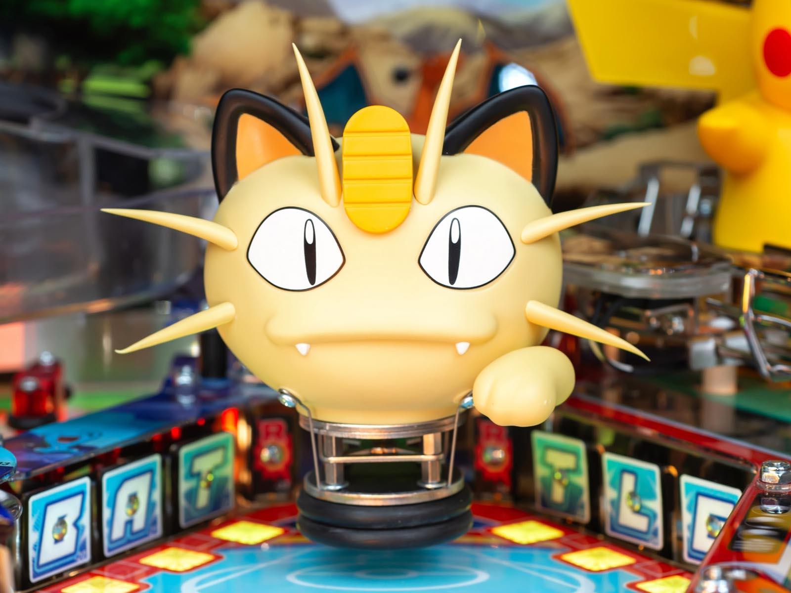 Battle arena met Meowth-ballon op de Pokémon flipperkast