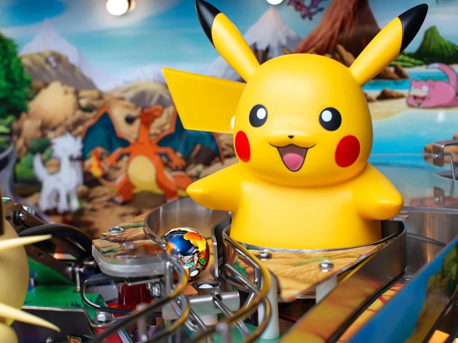 Pikachu-figuur op de Pokémon flipperkast