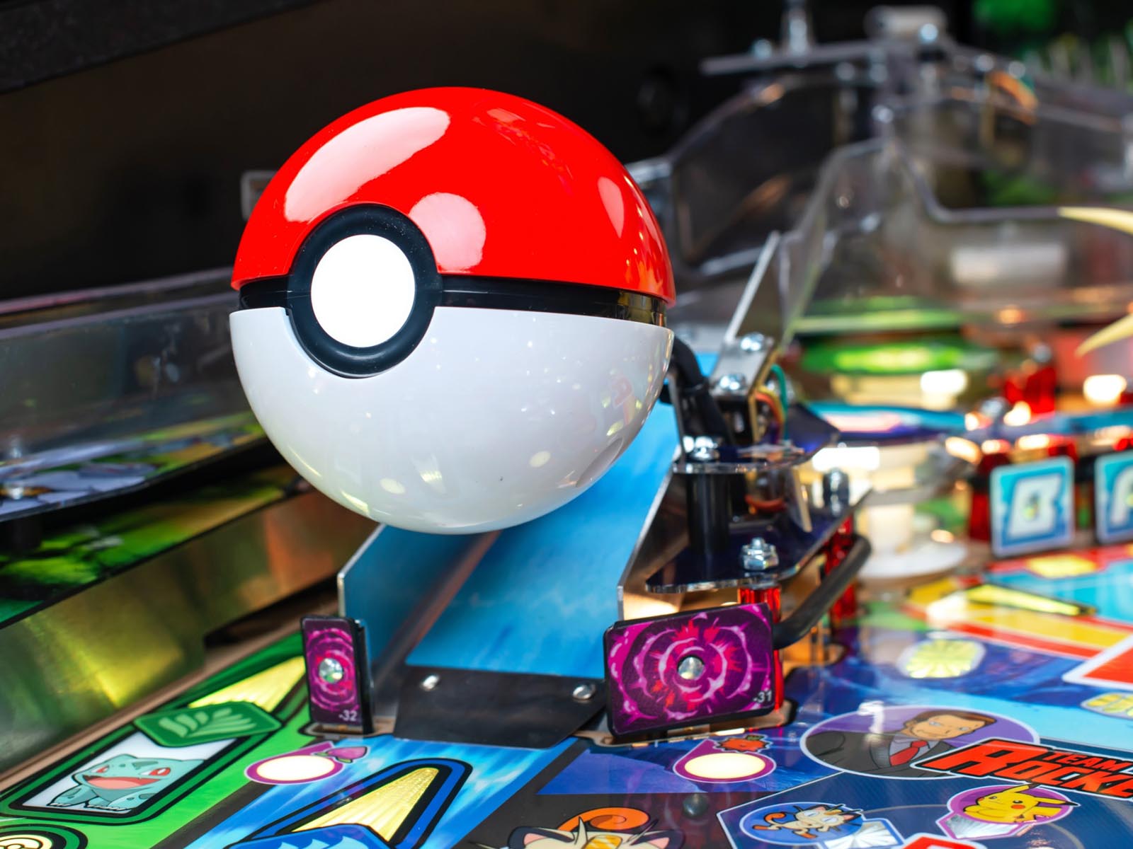 Verlichte Poké Ball op het speelveld van de Pokémon flipperkast