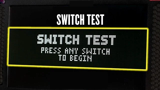 Switch-test op het display van een flipperkast tijdens de controle vóór verhuur