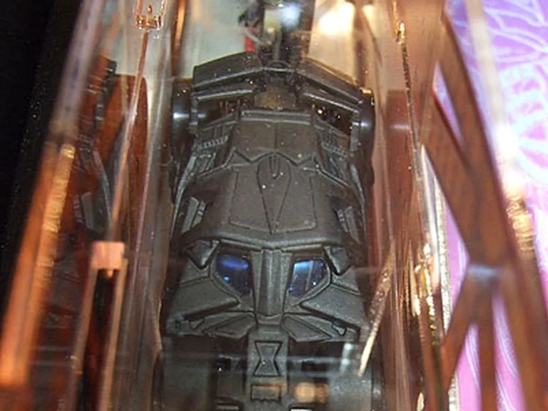 De Batmobiel op de Stern Pinball Batman The Dark Knight flipperkast