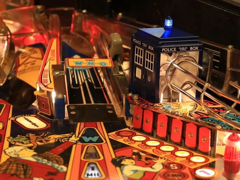De TARDIS op de Bally Doctor Who flipperkast