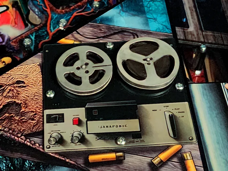 Vintage bandrecorder op de Spooky Pinball Evil Dead flipperkast