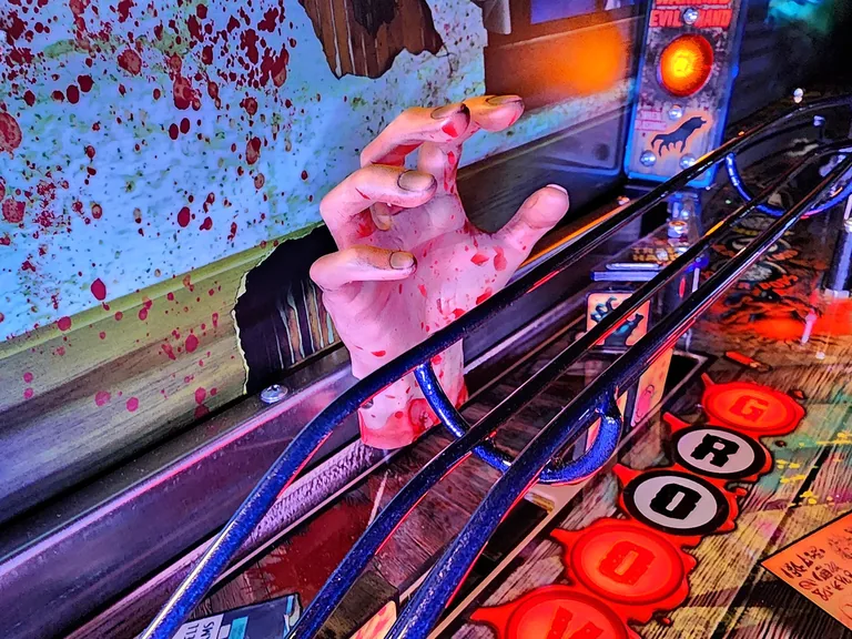 Bezeten hand op de Spooky Pinball Evil Dead flipperkast
