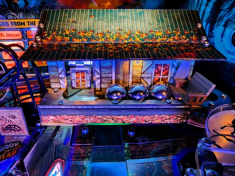 Blokhut op de Spooky Pinball Evil Dead flipperkast
