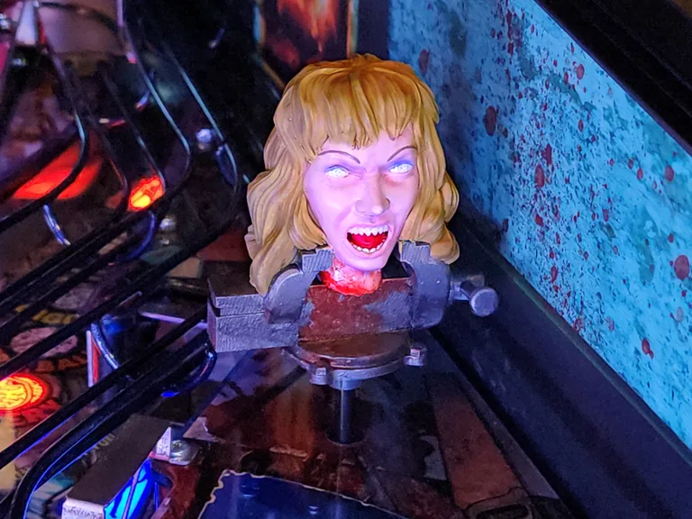 Roterend hoofd op de Spooky Pinball Evil Dead flipperkast