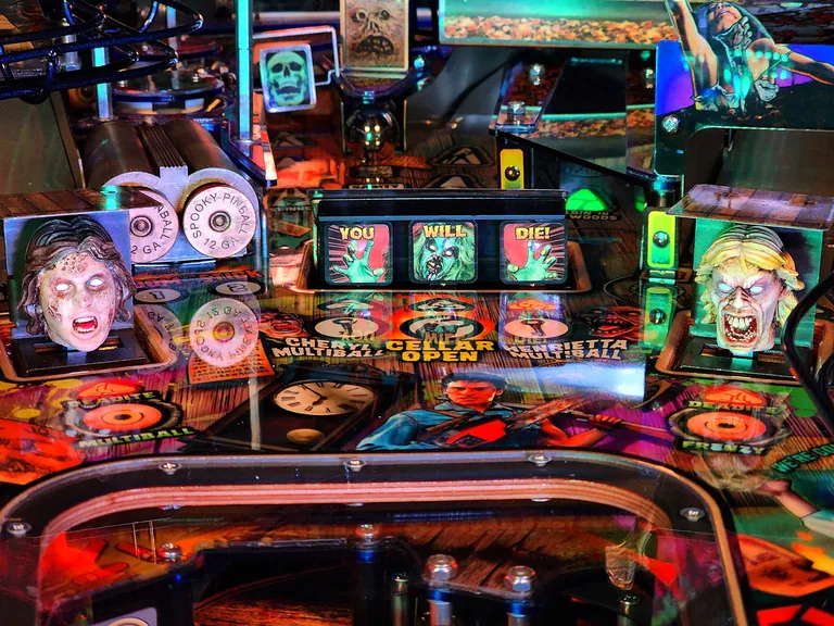 Scotty & Evil Ed pop-up op de Spooky Pinball Evil Dead flipperkast