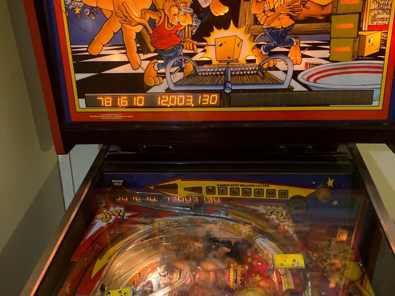 Klassieke actie op de Bally Mousin' Around flipperkast