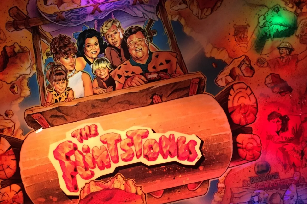 Williams The Flintstones flipperkast te huren - vrolijke Bedrock-actie met bowlen en Dino