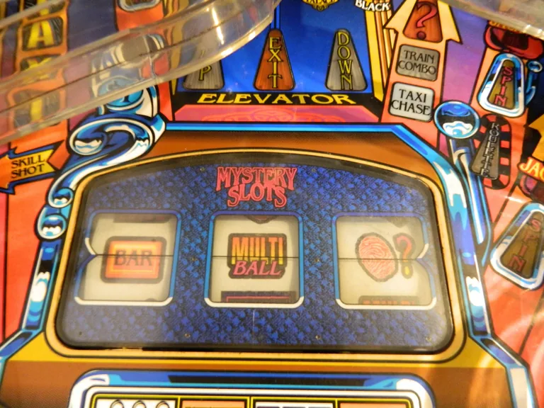 De draaiende reels op de Bally Who Dunnit flipperkast