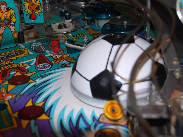 Trap de bal op de Bally World Cup Soccer flipperkast