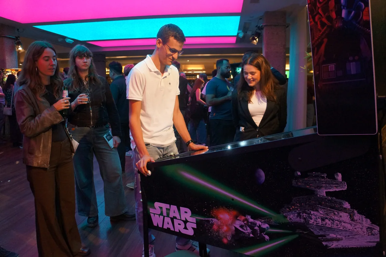 Bezoekers spelen de Star Wars flipperkast in de foyer van de Doelen in Rotterdam