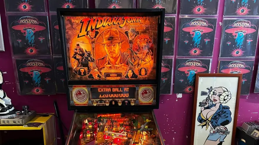 De Indiana Jones flipperkast van Williams in de muziekwinkel van GoodTimes in Alkmaar