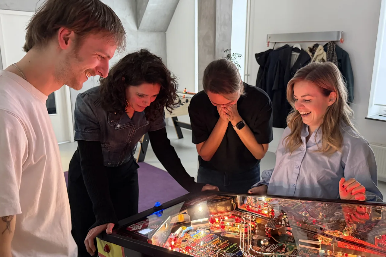 Vier collega's van Heyalo in Tilburg rond de James Bond 007 flipperkast