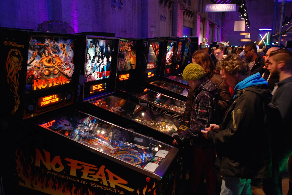 Bezoekers spelen op de No Fear flipperkast bij de Pinball Wall van TonTon Club XL in Amsterdam