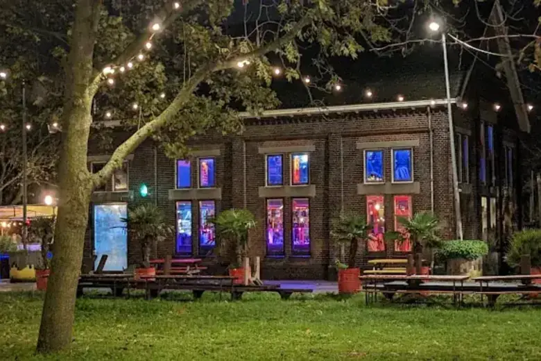 TonTon Westergas op het Westergasterrein bij avond