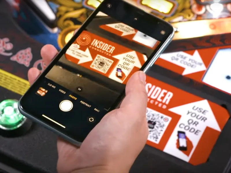 Scan de QR-code op de flipperkast met je telefoon