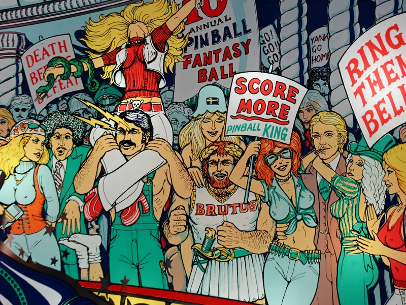 De backglass van de Capt. Fantastic flipperkast met het publiek en de spandoeken