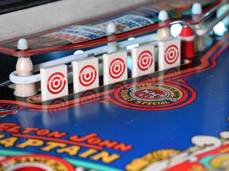 De vijf drop targets van de Capt. Fantastic flipperkast