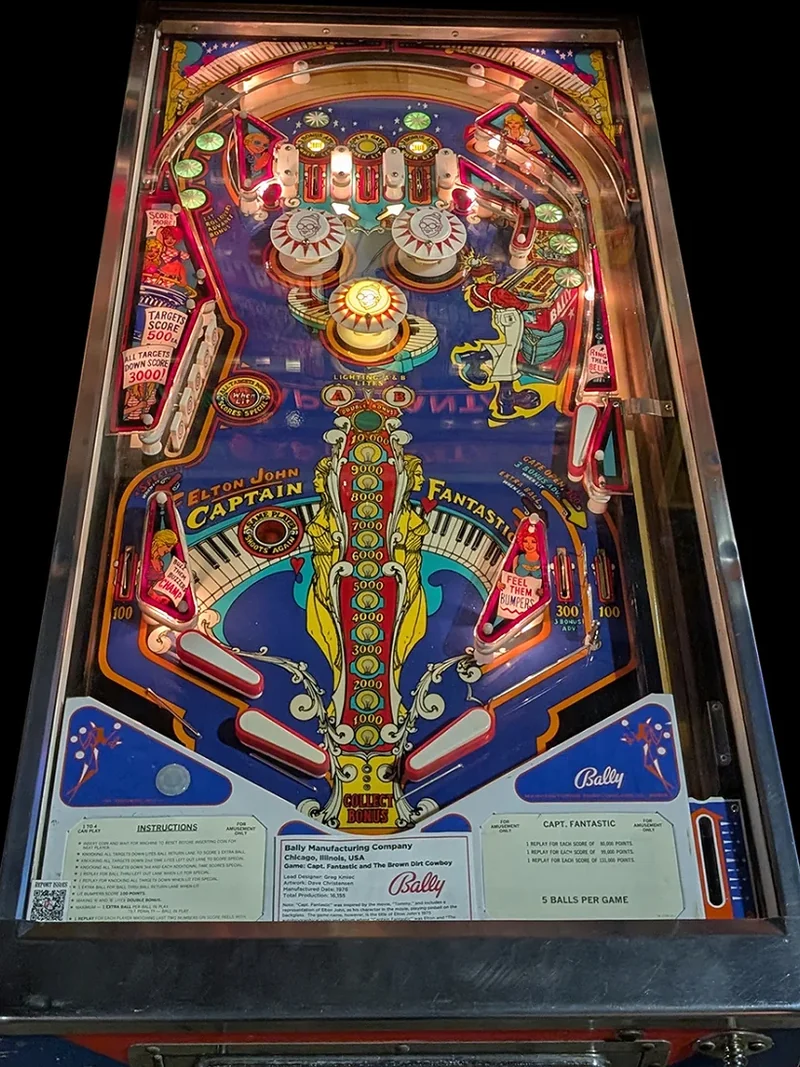 Bovenaanzicht van het speelveld van de Capt. Fantastic flipperkast (Bally, 1976)