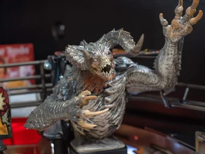 De Deathclaw op het speelveld van de Fallout flipperkast