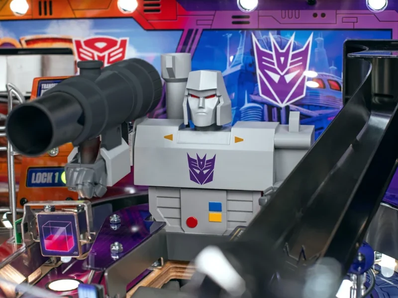 Megatron met de drie drop targets op de Transformers flipperkast