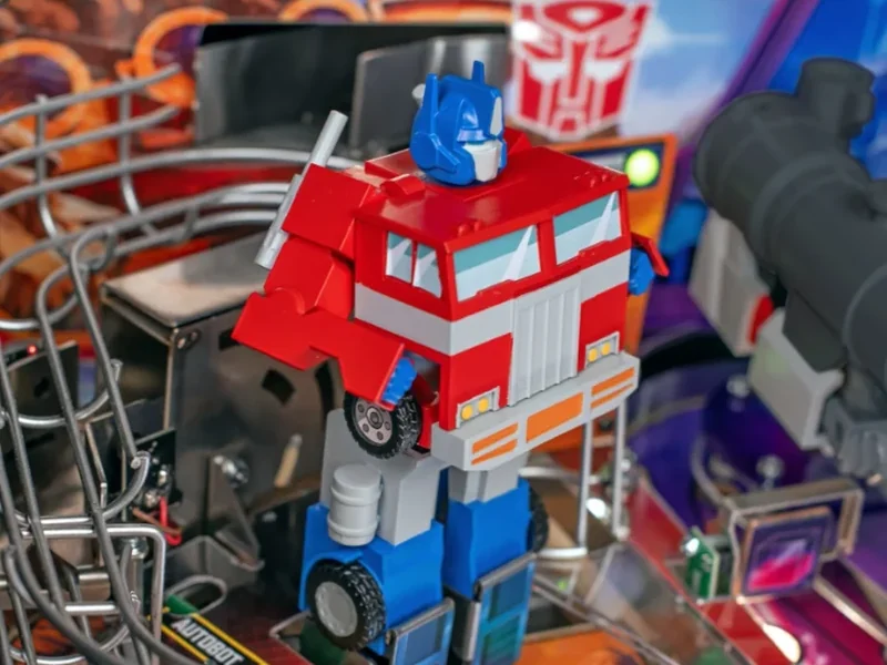 Optimus Prime op het speelveld van de Transformers flipperkast