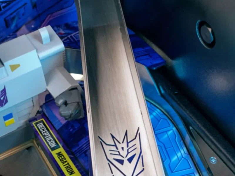 De ramp met uitgesneden Decepticon-logo op de Transformers flipperkast